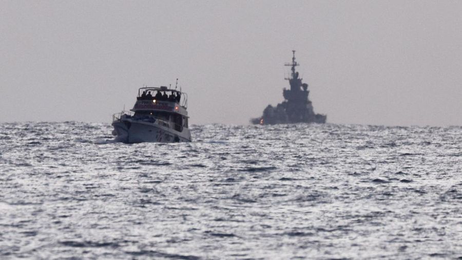 Tentara Israel terlihat di atas sebuah kapal yang bertanda simbol Armada Global Sumud Flotilla, terlihat dari Ashdod. Israel Selatan, Selasa (19/5/2026). (REUTERS/Amir Cohen)