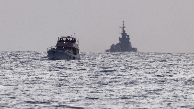 Tentara Israel terlihat di atas sebuah kapal yang bertanda simbol Armada Global Sumud Flotilla, terlihat dari Ashdod. Israel Selatan, Selasa (19/5/2026). (REUTERS/Amir Cohen)