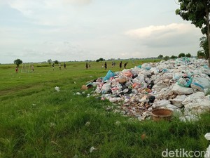 Miris! Lapangan Bola Prajawinangun Wetan Cirebon Jadi TPS
