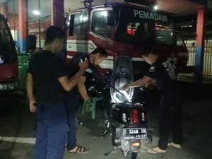 Buka Jok Mau Isi Bensin, Ariq Kaget Ada Ular di Bagasi