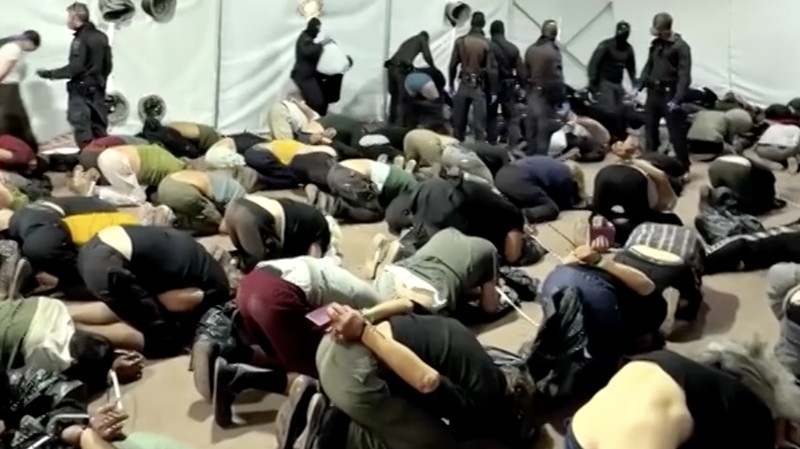 Video yang dibagikan secara daring menunjukkan para aktivis Global Sumud Flotilla mengalami kekerasan fisik, perlakuan buruk, dan diborgol sambil dipaksa berlutut. (Tangkapan Layar Video Reuters/)