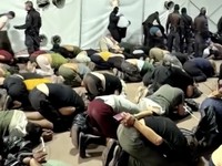 Video yang dibagikan secara daring menunjukkan para aktivis Global Sumud Flotilla mengalami kekerasan fisik, perlakuan buruk, dan diborgol sambil dipaksa berlutut. (Tangkapan Layar Video Reuters/)