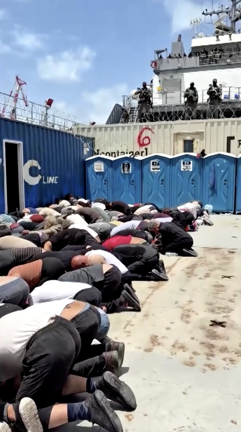 Video yang dibagikan secara daring menunjukkan para aktivis Global Sumud Flotilla mengalami kekerasan fisik, perlakuan buruk, dan diborgol sambil dipaksa berlutut. (Tangkapan Layar Video Reuters/)
