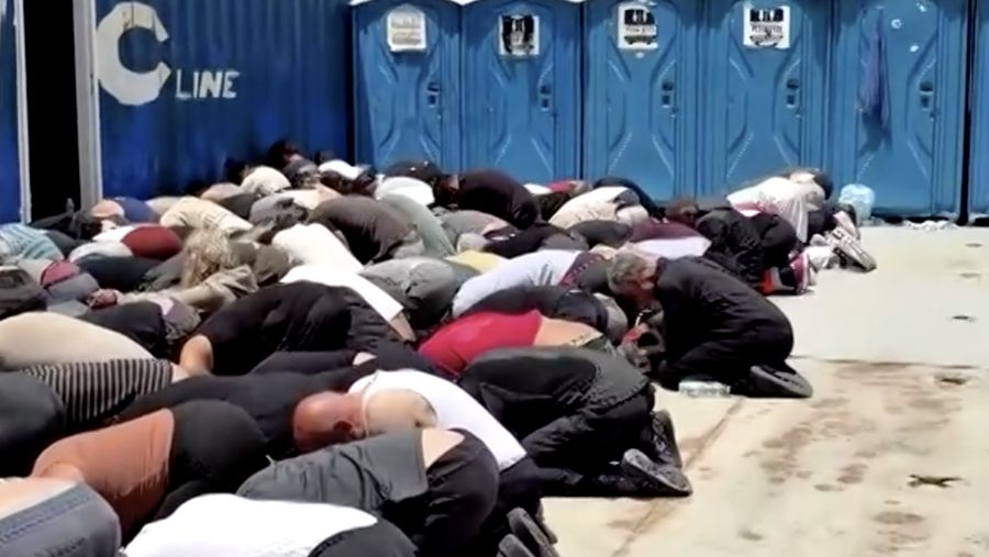 Video yang dibagikan secara daring menunjukkan para aktivis Global Sumud Flotilla mengalami kekerasan fisik, perlakuan buruk, dan diborgol sambil dipaksa berlutut.