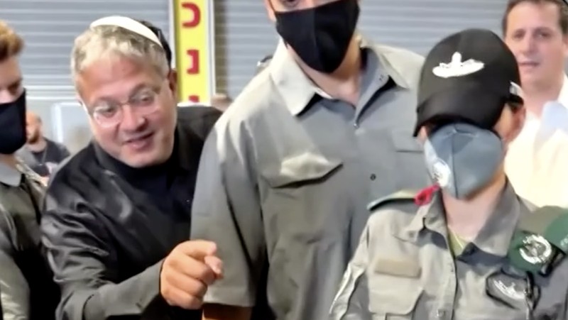 Video yang dibagikan secara daring menunjukkan para aktivis Global Sumud Flotilla mengalami kekerasan fisik, perlakuan buruk, dan diborgol sambil dipaksa berlutut.