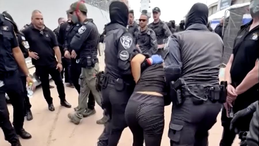 Video yang dibagikan secara daring menunjukkan para aktivis Global Sumud Flotilla mengalami kekerasan fisik, perlakuan buruk, dan diborgol sambil dipaksa berlutut.