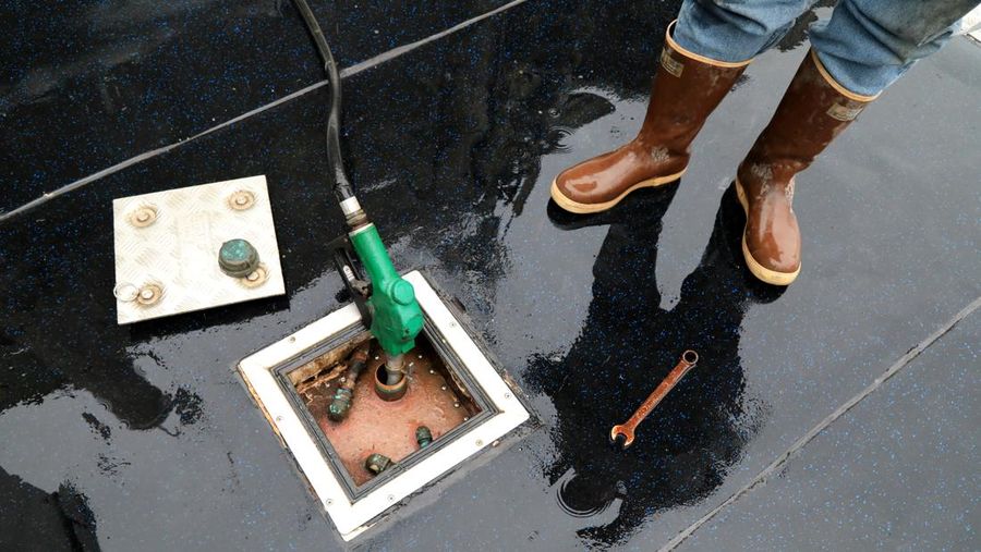 Chris Welch, seorang nelayan lobster, mengisi bahan bakar diesel ke perahunya di Kennebunkport, Maine, AS, 13 Mei 2026.
