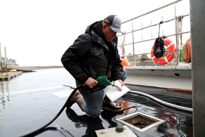 Chris Welch, seorang nelayan lobster, mengemudikan perahunya kembali ke tempat tambatan setelah mengisi bahan bakar diesel di Kennebunkport, Maine, AS, 13 Mei 2026. (REUTERS/Lauren Owens Lambert)