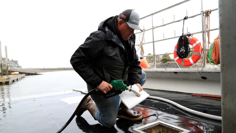 Chris Welch, seorang nelayan lobster, mengisi bahan bakar diesel ke perahunya di Kennebunkport, Maine, AS, 13 Mei 2026.