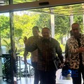 Gubernur BI Perry Warjiyo tiba di Kantor Kemenko Perekonomian, Jakarta, Kamis (21/5/2026). (CNBC Indonesia/Zahwa Madjid)