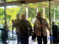 Gubernur BI Perry Warjiyo tiba di Kantor Kemenko Perekonomian, Jakarta, Kamis (21/5/2026). (CNBC Indonesia/Zahwa Madjid)