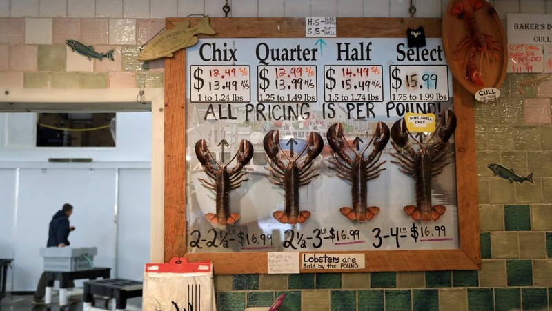 Harga lobster saat ini ditampilkan di The Lobster Co di Kennebunk, Maine, AS, 13 Mei 2026.