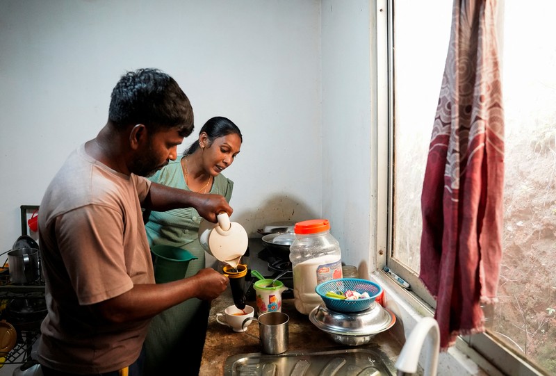 Seorang pekerja menurunkan karung berisi daun teh yang baru dipetik dari sebuah kendaraan di Perkebunan Teh Dunkeld di Hatton, Sri Lanka, 29 April 2026. (REUTERS/Akila Jayawardena)