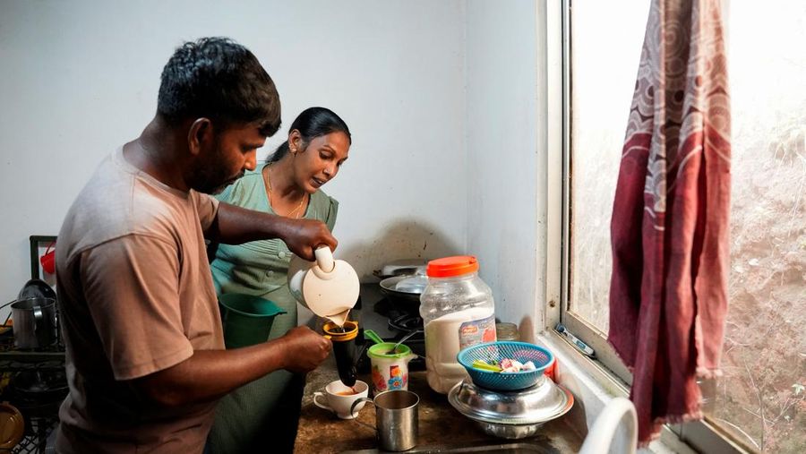 Jacintha Malar, 38, dan suaminya, Rengasami Sathiyaseelan, 45, pekerja di Perkebunan Teh Dunkeld yang berjuang di tengah inflasi yang terus berlanjut akibat krisis Timur Tengah, membuat teh di dapur rumah mereka di Hatton, Sri Lanka, 30 April 2026.