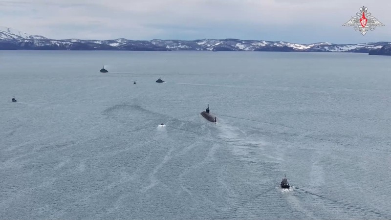 Kapal perang Rusia dan sebuah kapal selam nuklir ikut serta dalam latihan kekuatan nuklir di lokasi yang tidak diketahui di Rusia, dalam gambar diam ini yang diambil dari rekaman yang dirilis pada 21 Mei 2026. (Russian Defence Ministry/Handout via REUTERS)