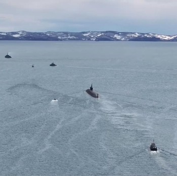 Kapal perang Rusia dan sebuah kapal selam nuklir ikut serta dalam latihan kekuatan nuklir di lokasi yang tidak diketahui di Rusia, dalam gambar diam ini yang diambil dari rekaman yang dirilis pada 21 Mei 2026. (Russian Defence Ministry/Handout via RE