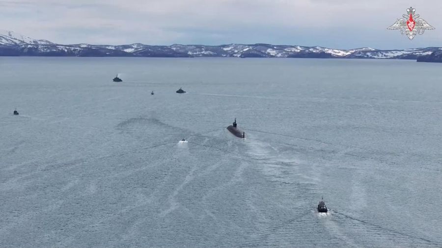 Kapal perang Rusia dan sebuah kapal selam nuklir ikut serta dalam latihan kekuatan nuklir di lokasi yang tidak diketahui di Rusia, dalam gambar diam ini yang diambil dari rekaman yang dirilis pada 21 Mei 2026. (Russian Defence Ministry/Handout via RE