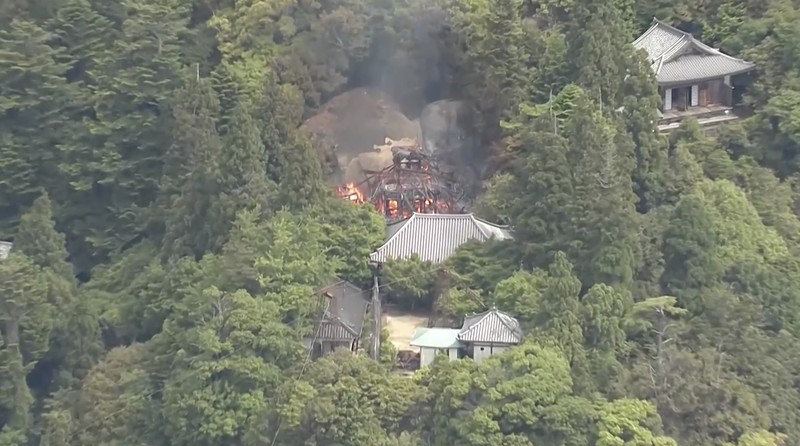 Kebakaran dahsyat menghancurkan Aula Reikado di Kuil Daishoin, prefektur Hiroshima, Jepang barat, pada Rabu (20/5/2026). (Tangkapan Layar Video Reuters/NIPPON TV/JAPAN)
