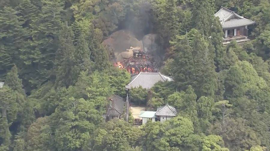 Kebakaran dahsyat menghancurkan Aula Reikado di Kuil Daishoin, prefektur Hiroshima, Jepang barat, pada Rabu (20/5/2026). (Tangkapan Layar Video Reuters/NIPPON TV/JAPAN)