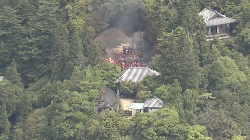 Kebakaran dahsyat menghancurkan Aula Reikado di Kuil Daishoin, prefektur Hiroshima, Jepang barat, pada Rabu (20/5/2026). (Tangkapan Layar Video Reuters/NIPPON TV/JAPAN)