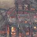 Kebakaran dahsyat menghancurkan Aula Reikado di Kuil Daishoin, prefektur Hiroshima, Jepang barat, pada Rabu (20/5/2026). (Tangkapan Layar Video Reuters/NIPPON TV/JAPAN)
