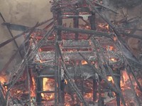 Kebakaran dahsyat menghancurkan Aula Reikado di Kuil Daishoin, prefektur Hiroshima, Jepang barat, pada Rabu (20/5/2026). (Tangkapan Layar Video Reuters/NIPPON TV/JAPAN)