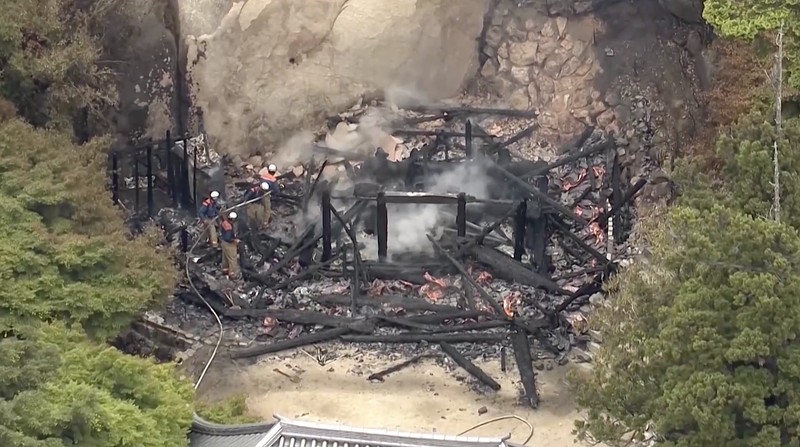 Kebakaran dahsyat menghancurkan Aula Reikado di Kuil Daishoin, prefektur Hiroshima, Jepang barat, pada Rabu (20/5/2026). (Tangkapan Layar Video Reuters/NIPPON TV/JAPAN)