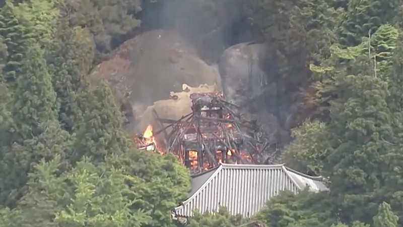 Kebakaran dahsyat menghancurkan Aula Reikado di Kuil Daishoin, prefektur Hiroshima, Jepang barat, pada Rabu (20/5/2026). (Tangkapan Layar Video Reuters/NIPPON TV/JAPAN)