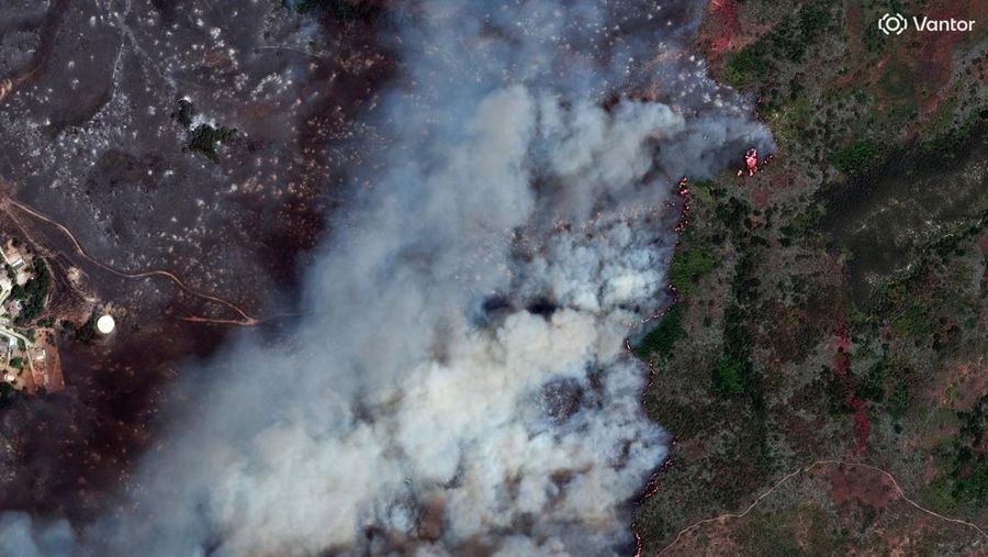 Kebakaran hutan berskala besar telah menghanguskan hampir sepertiga wilayah Pulau Santa Rosa di Taman Nasional Channel Islands, California, Kamis (21/5/2026). (via REUTERS/VANTOR)