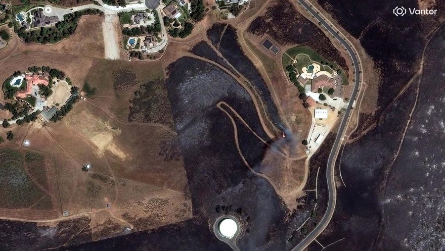 Kebakaran hutan berskala besar telah menghanguskan hampir sepertiga wilayah Pulau Santa Rosa di Taman Nasional Channel Islands, California, Kamis (21/5/2026). (via REUTERS/VANTOR)