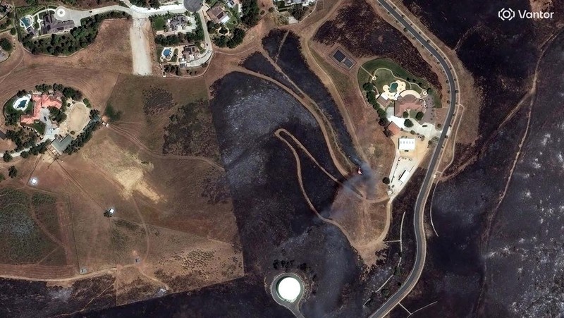 Kebakaran hutan berskala besar telah menghanguskan hampir sepertiga wilayah Pulau Santa Rosa di Taman Nasional Channel Islands, California, Kamis (21/5/2026). (via REUTERS/VANTOR)