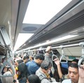 Kepadatan penumpang LRT Jabodebek saat jam berangkat kerja masih terkonsentrasi di sejumlah stasiun penyangga menuju pusat bisnis Jakarta, Kamis (21/5/2026). (Humas LRT Jabodebek)
