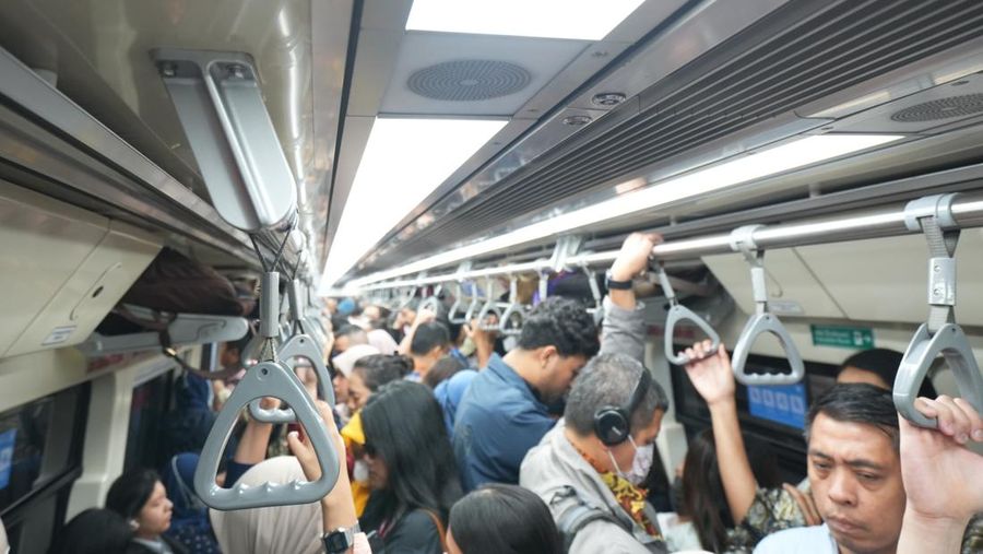 Kepadatan penumpang LRT Jabodebek saat jam berangkat kerja masih terkonsentrasi di sejumlah stasiun penyangga menuju pusat bisnis Jakarta, Kamis (21/5/2026). (Humas LRT Jabodebek)