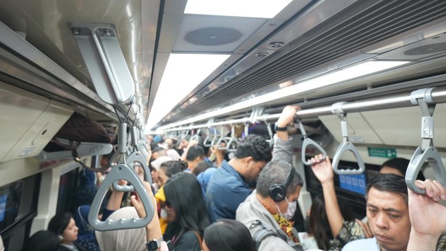 Terungkap! Ini Jam 'Neraka' Naik LRT Jabodebek