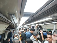 Kepadatan penumpang LRT Jabodebek saat jam berangkat kerja masih terkonsentrasi di sejumlah stasiun penyangga menuju pusat bisnis Jakarta, Kamis (21/5/2026). (Humas LRT Jabodebek)