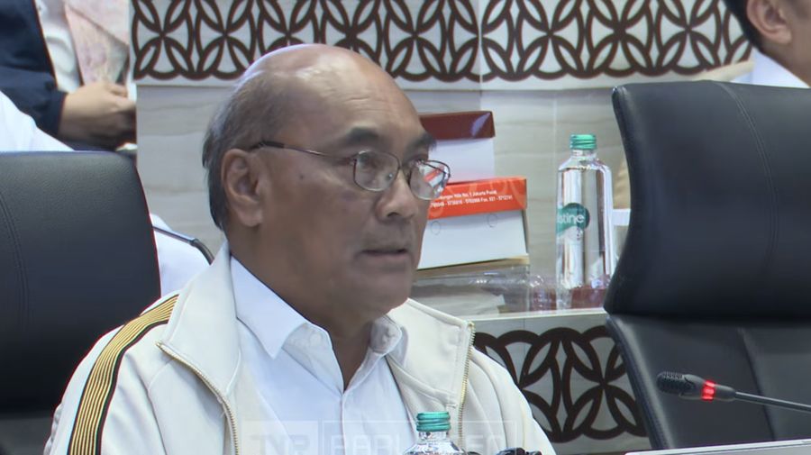 Ketua Komite Nasional Keselamatan Transportasi (KNKT), Soerjanto Tjahjono saat menyampaikan pemaparan dalam Rapat Dengar Pendapat dengan Komisi V DPR RI di Komplek Parlemen, Jakarta, Kamis (21/5/2026). (Tangkapan Layar Youtube/TVR Parlemen)