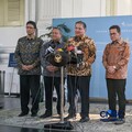 (Kiri-Kanan) Menteri Keuangan, Purbaya Yudhi Sadewa, Gubernur Bank Indonesia, Perry Warjiyo, Menko Perekonomian, Airlangga Hartarto, dan Menteri Perdagangan, Budi Santoso saat menyampaikan keterangan Pers di Istana Negara, Jakarta, Kamis (21/5/2026).