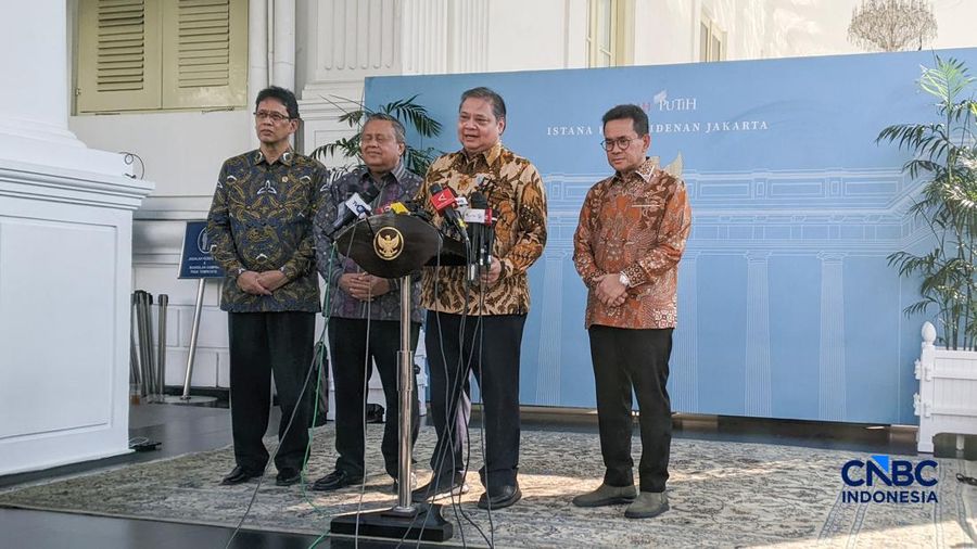 (Kiri-Kanan) Menteri Keuangan, Purbaya Yudhi Sadewa, Gubernur Bank Indonesia, Perry Warjiyo, Menko Perekonomian, Airlangga Hartarto, dan Menteri Perdagangan, Budi Santoso saat menyampaikan keterangan Pers di Istana Negara, Jakarta, Kamis (21/5/2026).