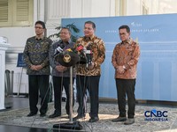 (Kiri-Kanan) Menteri Keuangan, Purbaya Yudhi Sadewa, Gubernur Bank Indonesia, Perry Warjiyo, Menko Perekonomian, Airlangga Hartarto, dan Menteri Perdagangan, Budi Santoso saat menyampaikan keterangan Pers di Istana Negara, Jakarta, Kamis (21/5/2026).