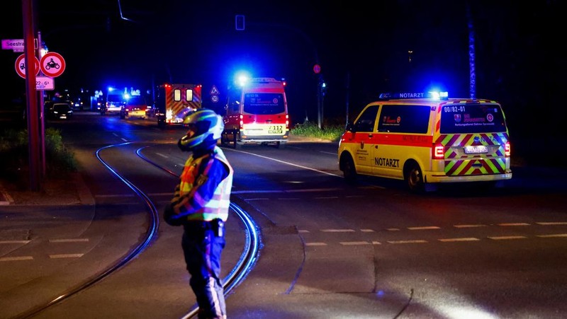 Konvoi ambulans yang membawa pasien yang tertular virus ebola di Republik Demokratik Kongo, tiba di Rumah Sakit Universitas Charite di Berlin, Jerman, Rabu (20/5/2026). (REUTERS/Axel Schmidt)