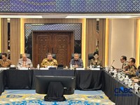 Menteri Koordinator Bidang Perekonomian Airlangga memimpin sosialisasi implementasi PP DHE SDA terbaru dan operasional BUMN khusus ekspor di Kantor Kemenko Perekonomian, Jakarta, Kamis (21/5/2026). (CNBC Indonesia/Zahwa Madjid)