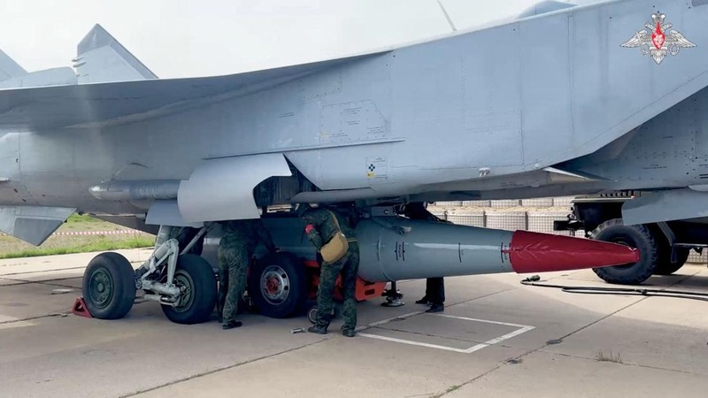 Para anggota militer Rusia memasang rudal hipersonik Kinzhal pada jet tempur MiG-31 selama latihan pasukan nuklir di lokasi yang tidak diketahui di Rusia, dalam gambar diam ini yang diambil dari rekaman yang dirilis pada 21 Mei 2026.