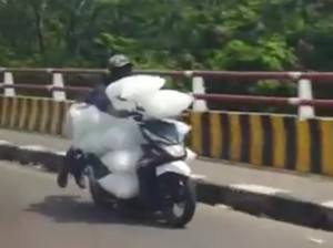 Viral Pemotor di Bogor Angkut Es Batu Terbang Bak Superman