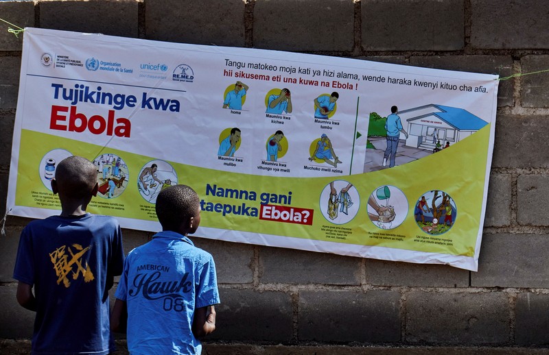 Petugas kesahatan dan pihak kepolisian meningkatkan upaya untuk menahan wabah Ebola baru yang melibatkan strain Bundibugyo, di Bunia, provinsi Ituri, Republik Demokratik Kongo, Rabu (20/5/2026). (REUTERS/Gradel Muyisa Mumbere)