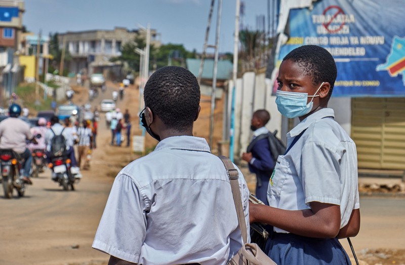 Petugas kesahatan dan pihak kepolisian meningkatkan upaya untuk menahan wabah Ebola baru yang melibatkan strain Bundibugyo, di Bunia, provinsi Ituri, Republik Demokratik Kongo, Rabu (20/5/2026). (REUTERS/Gradel Muyisa Mumbere)