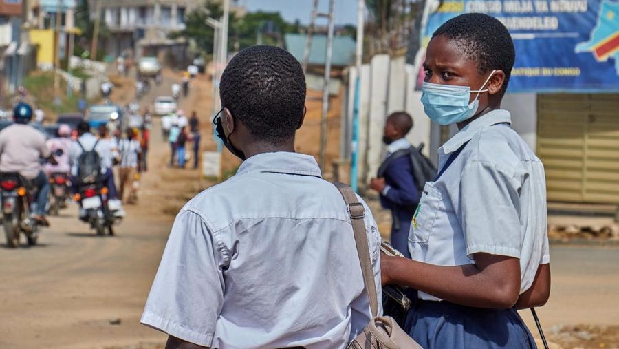 Petugas kesahatan dan pihak kepolisian meningkatkan upaya untuk menahan wabah Ebola baru yang melibatkan strain Bundibugyo, di Bunia, provinsi Ituri, Republik Demokratik Kongo, Rabu (20/5/2026). (REUTERS/Gradel Muyisa Mumbere)