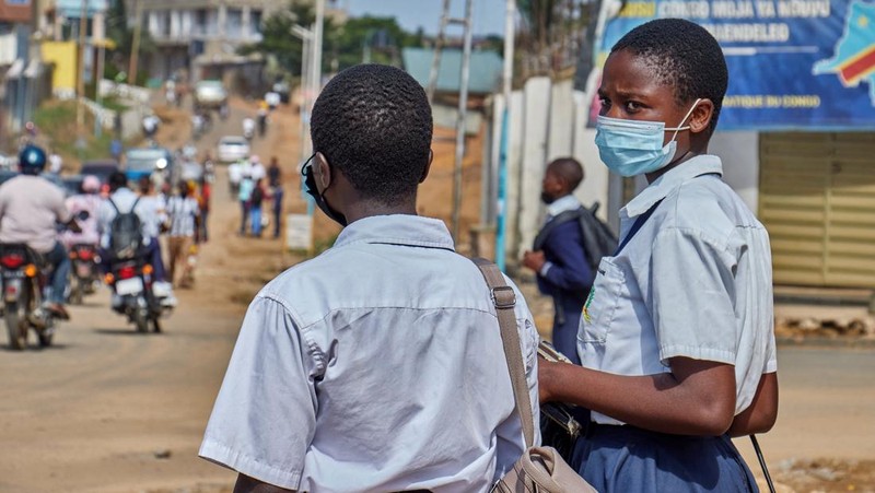 Petugas kesahatan dan pihak kepolisian meningkatkan upaya untuk menahan wabah Ebola baru yang melibatkan strain Bundibugyo, di Bunia, provinsi Ituri, Republik Demokratik Kongo, Rabu (20/5/2026). (REUTERS/Gradel Muyisa Mumbere)