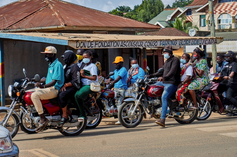 Petugas kesahatan dan pihak kepolisian meningkatkan upaya untuk menahan wabah Ebola baru yang melibatkan strain Bundibugyo, di Bunia, provinsi Ituri, Republik Demokratik Kongo, Rabu (20/5/2026). (REUTERS/Gradel Muyisa Mumbere)