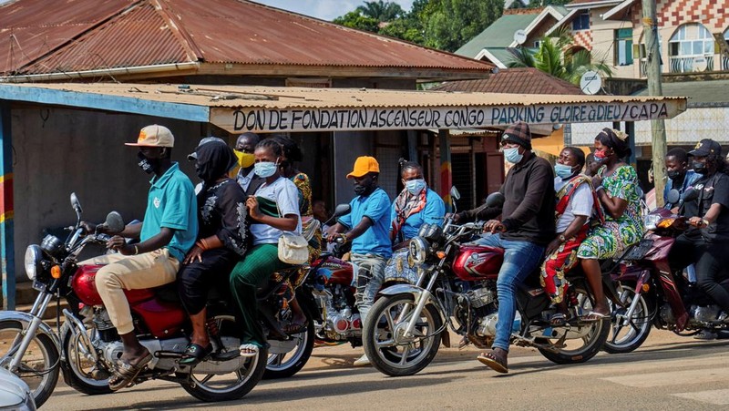 Petugas kesahatan dan pihak kepolisian meningkatkan upaya untuk menahan wabah Ebola baru yang melibatkan strain Bundibugyo, di Bunia, provinsi Ituri, Republik Demokratik Kongo, Rabu (20/5/2026). (REUTERS/Gradel Muyisa Mumbere)