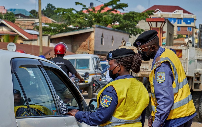 Petugas kesahatan dan pihak kepolisian meningkatkan upaya untuk menahan wabah Ebola baru yang melibatkan strain Bundibugyo, di Bunia, provinsi Ituri, Republik Demokratik Kongo, Rabu (20/5/2026). (REUTERS/Gradel Muyisa Mumbere)